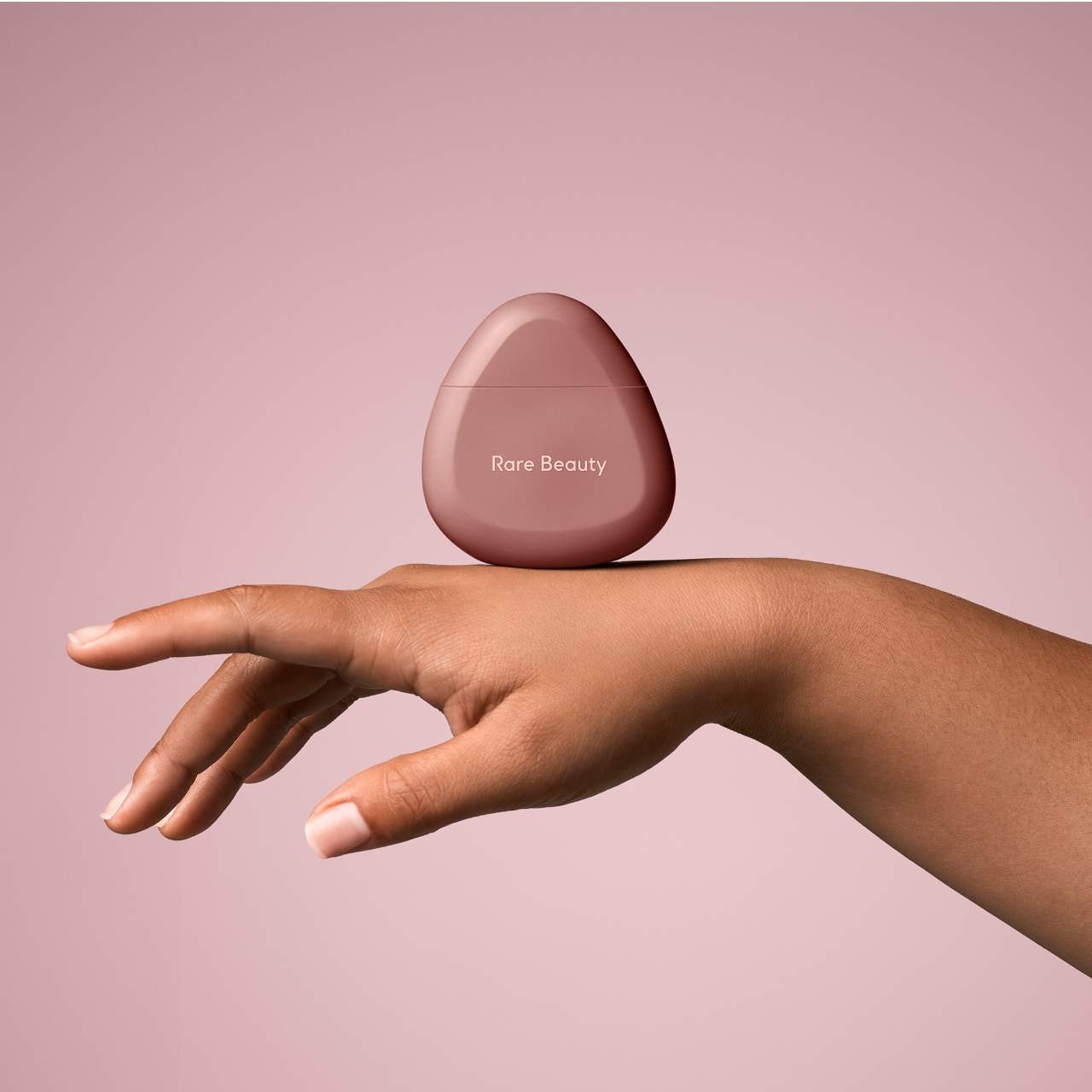 RARE BEAUTY by Selena Gomez Find Comfort Hydrating Hand Cream купить в Beauty Storage. Быстрая доставка по России и СНГ.