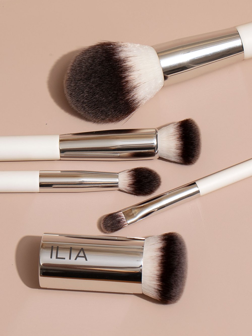 ILIA Finishing Powder Brush купить в Beauty Storage. Быстрая доставка по России и СНГ.