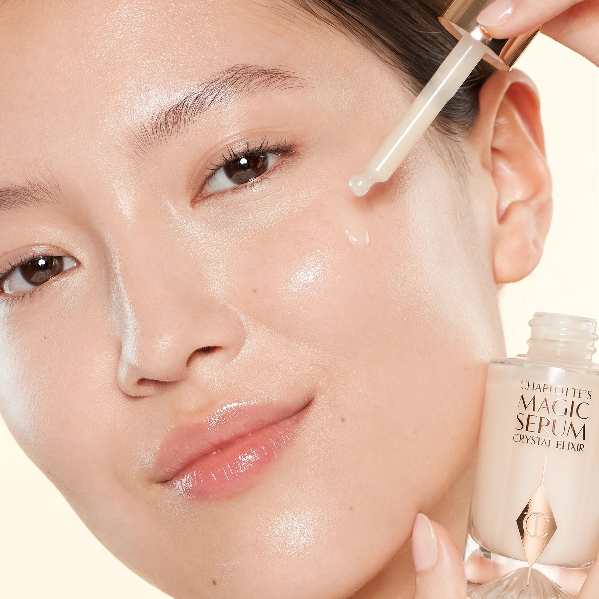 Купить CHARLOTTE TILBURY Charlotte's Magic Serum Crystal Elixir  на Beautystorage.ru. Быстрая доставка по России и СНГ.
