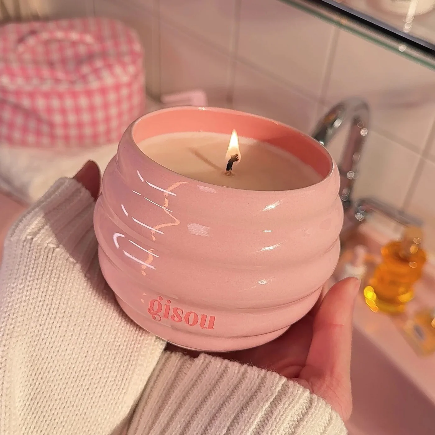 GISOU Honey Scented Candle - Wild Rose купить в Beauty Storage. Быстрая доставка по России и СНГ.