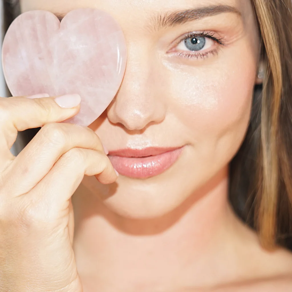 KORA ORGANICS Rose Quartz Heart Facial Sculptor купить в Beauty Storage. Быстрая доставка по России и СНГ.