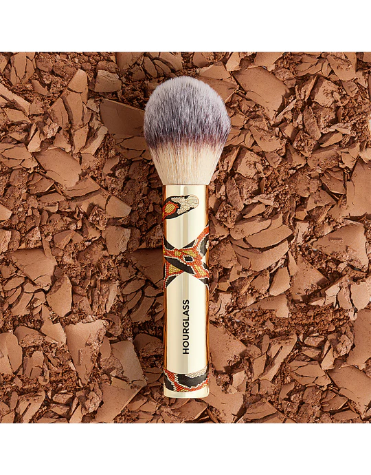 HOURGLASS Veil Travel Powder Brush - Snake купить в Beauty Storage. Быстрая доставка по России и СНГ.