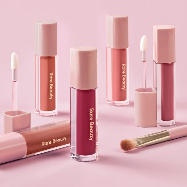 RARE BEAUTY BY SELENA GOMEZ Stay Vulnerable All - Over Eyeshadow Brush купить в Beauty Storage. Быстрая доставка по России и СНГ.