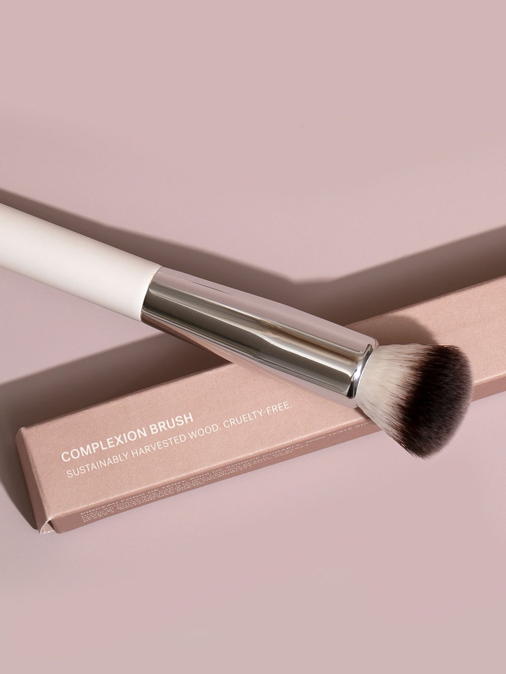 ILIA Complexion Brush купить в Beauty Storage. Быстрая доставка по России и СНГ.