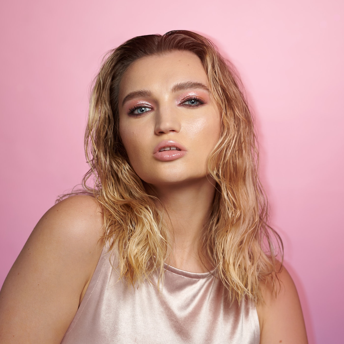 HUDA BEAUTY Rose Quartz Eyeshadow Palette купить в Beauty Storage. Быстрая доставка по России и СНГ.