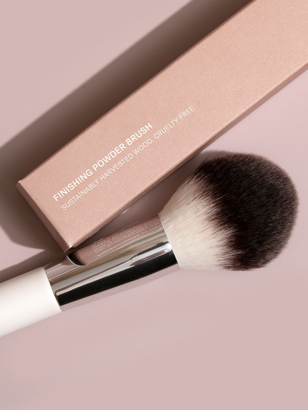 ILIA Finishing Powder Brush купить в Beauty Storage. Быстрая доставка по России и СНГ.