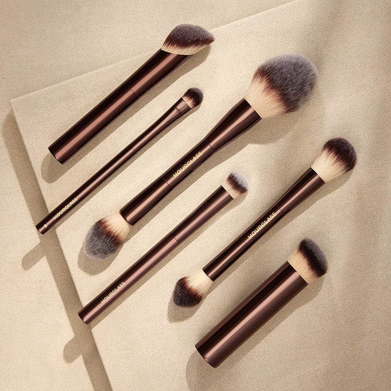 HOURGLASS Retractable Kabuki Brush купить в Beauty Storage. Быстрая доставка по России и СНГ.
