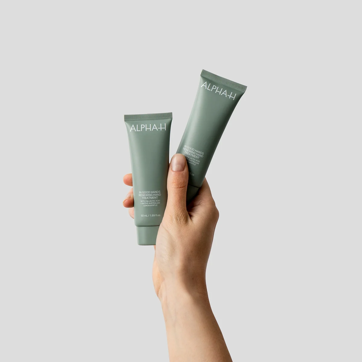 Купить ALPHA-H In Good Hands Renewing Hand Treatment на Beautystorage.ru. Быстрая доставка по России и СНГ.