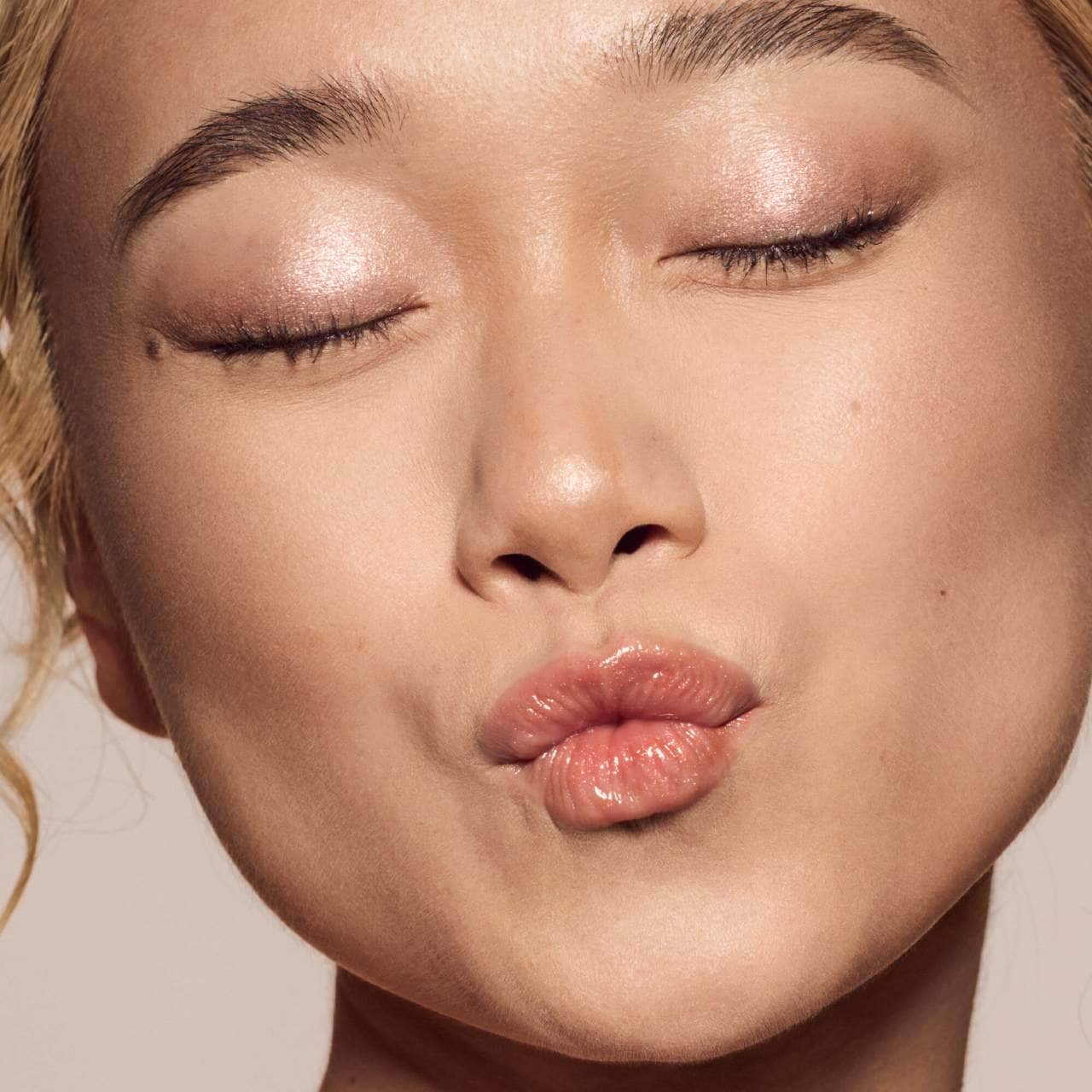 FENTY BEAUTY Gloss Bomb Universal Lip Luminizer купить в Beauty Storage. Быстрая доставка по России и СНГ.