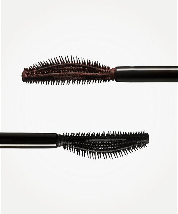 Купить JONES ROAD Minimalist Defining Mascara на Beautystorage.ru. Быстрая доставка по России и СНГ.