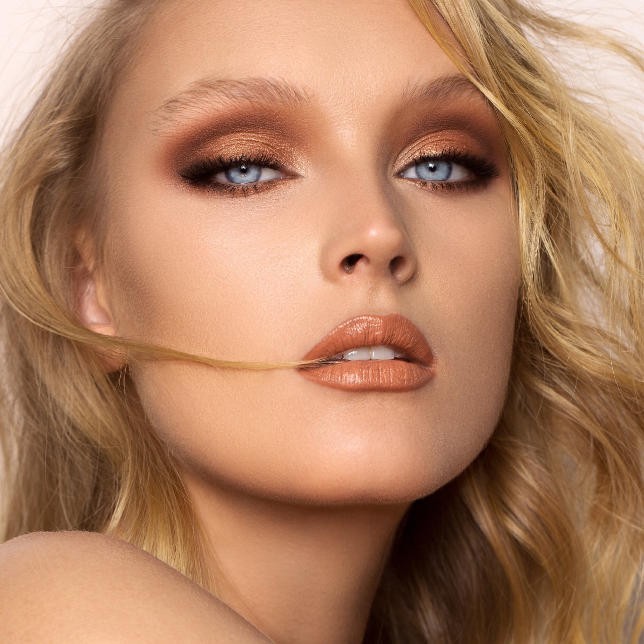 NATASHA DENONA Mini Nude Eyeshadow Kit - Mini Nude Eyeshadow Palette & Eyeshadow Brush купить в Beauty Storage. Быстрая доставка по России и СНГ.