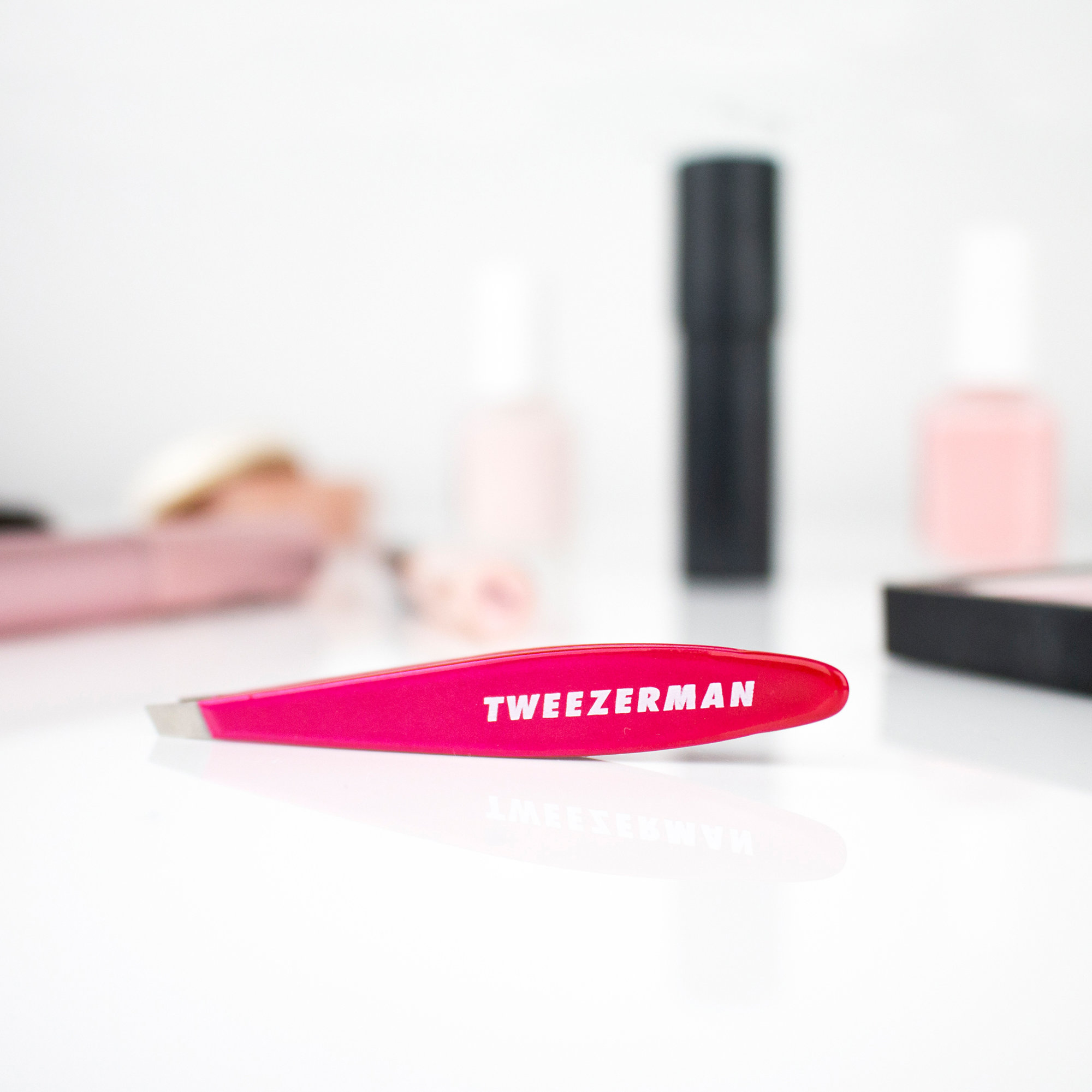 TWEEZERMAN Pink Perfection Mini Slant Tweezer