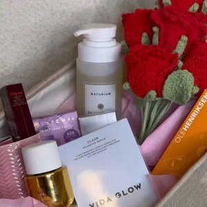 Купить GLOSSIER Crème de You на Beautystorage.ru. Быстрая доставка по России и СНГ.