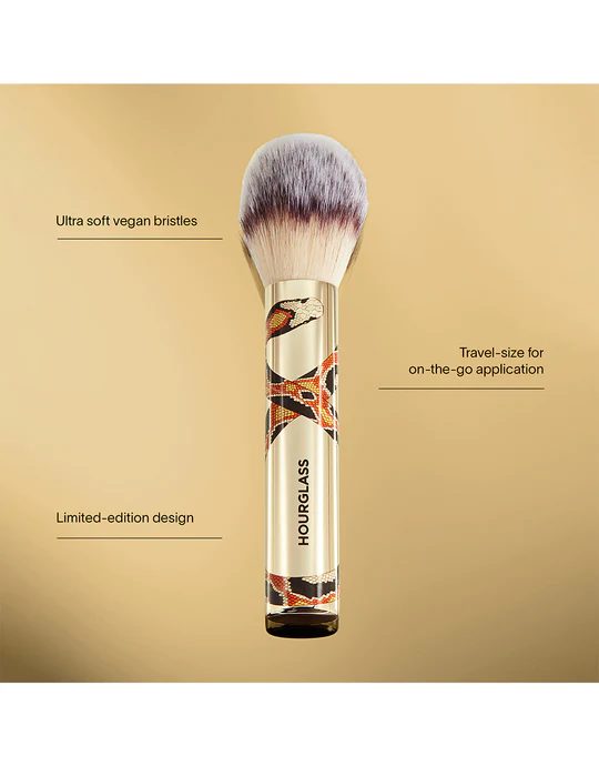 HOURGLASS Veil Travel Powder Brush - Snake купить в Beauty Storage. Быстрая доставка по России и СНГ.