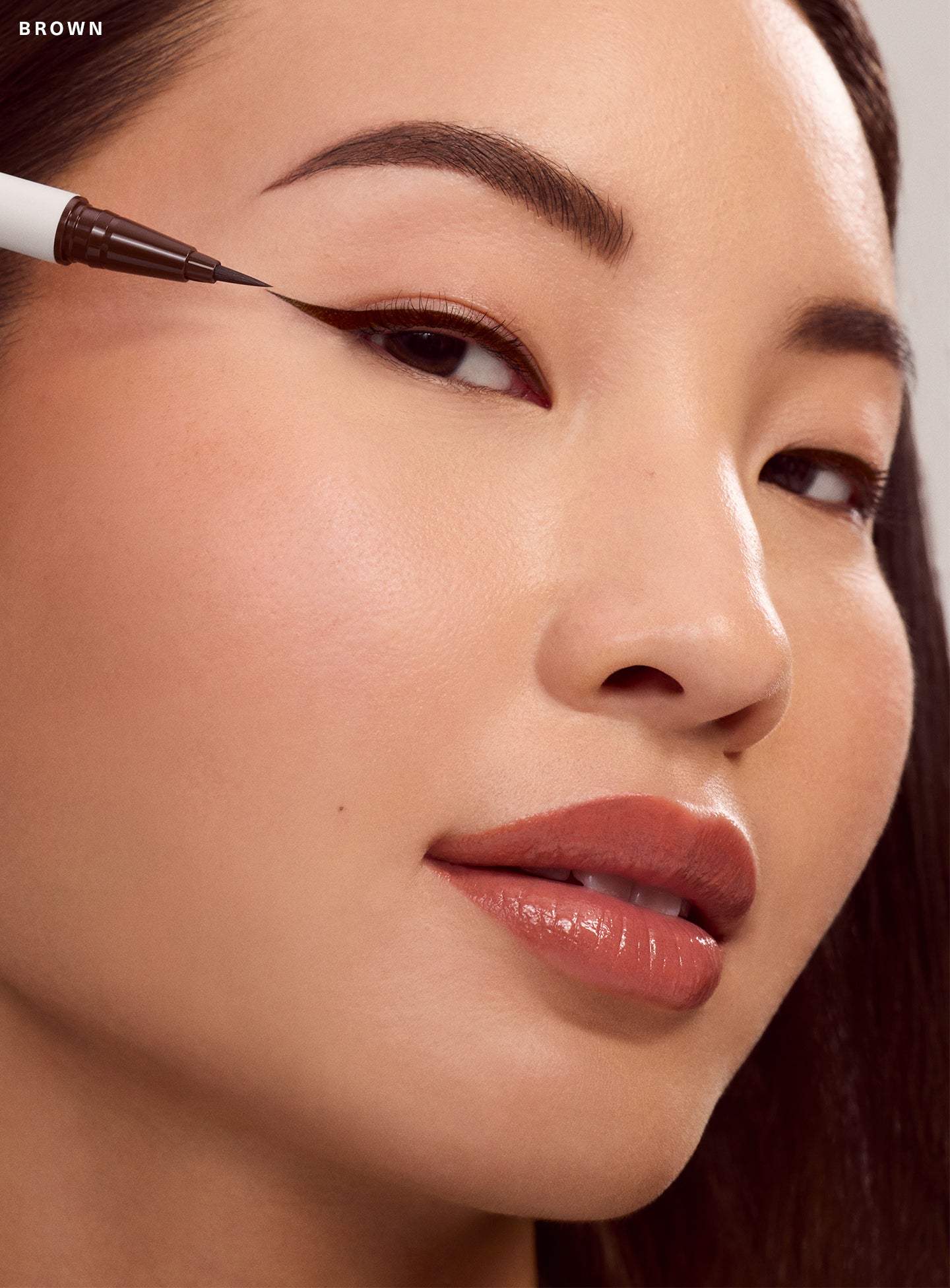 Купить RARE BEAUTY by Selena Gomez Perfect Strokes Matte Liquid Liner - Brown на Beautystorage.ru. Быстрая доставка по России и СНГ.