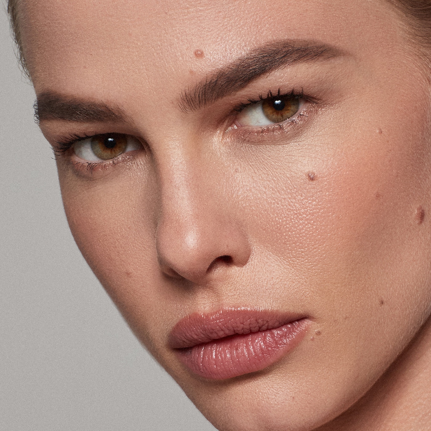 KOSAS Brow Pop Clean Dual-Action Defining Eyebrow Pencil купить в Beauty Storage. Быстрая доставка по России и СНГ.