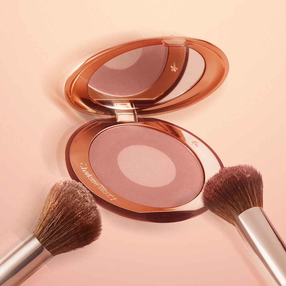Купить CHARLOTTE TILBURY Airbrush Flawless Easy Soft Blur Bronzer + Blusher Brush на Beautystorage.ru. Быстрая доставка по России и СНГ.