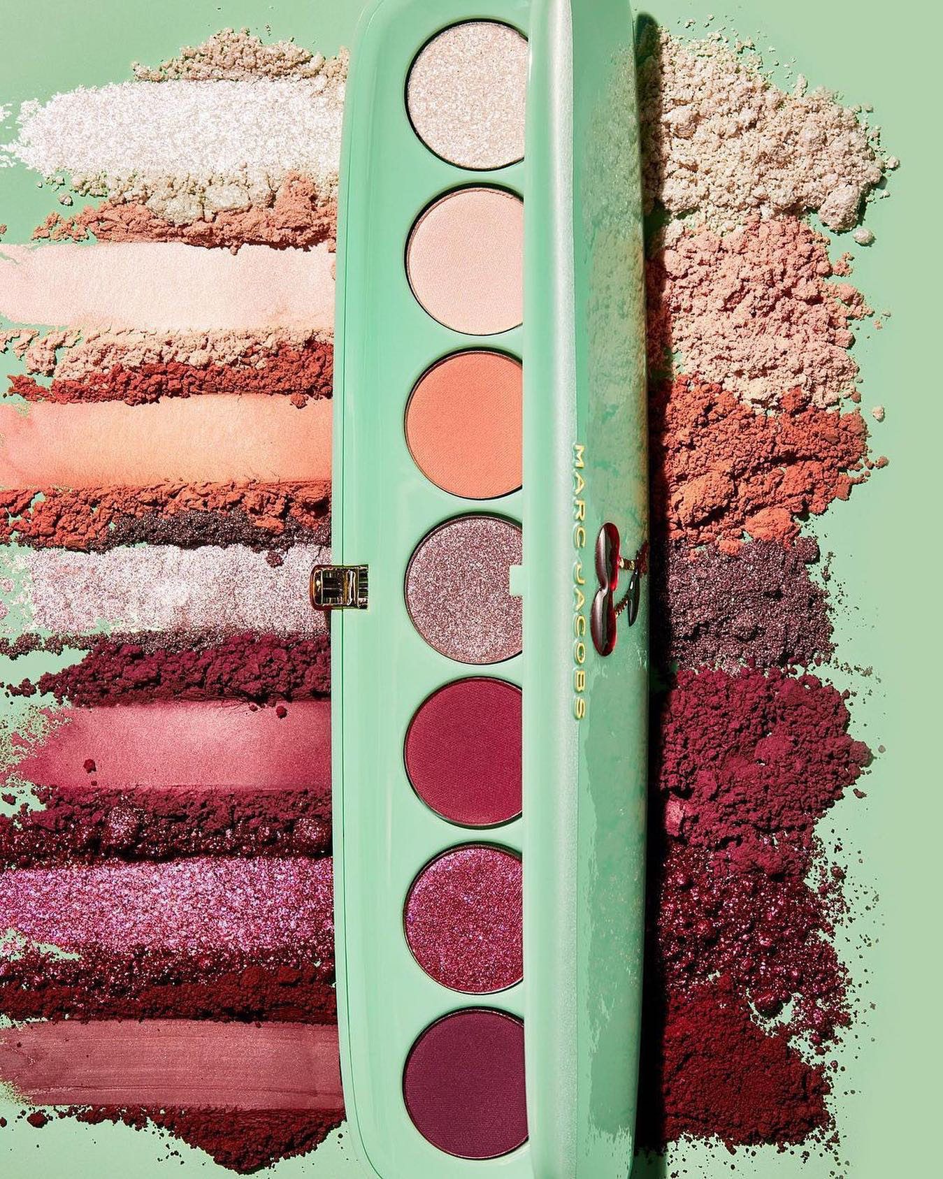 MARC JACOBS BEAUTY Eye-conic Multi-Finish Eye Palette in Cherrific – Very Merry Cherry Edition купить в Beauty Storage.  Быстрая доставка по России и СНГ.