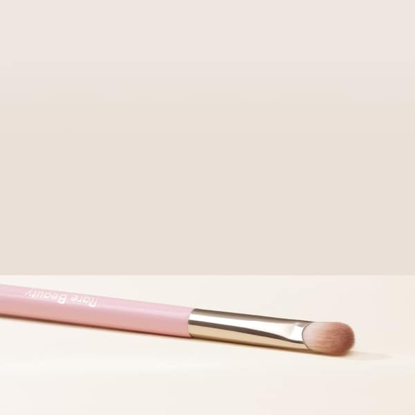 RARE BEAUTY BY SELENA GOMEZ Stay Vulnerable All - Over Eyeshadow Brush купить в Beauty Storage. Быстрая доставка по России и СНГ.