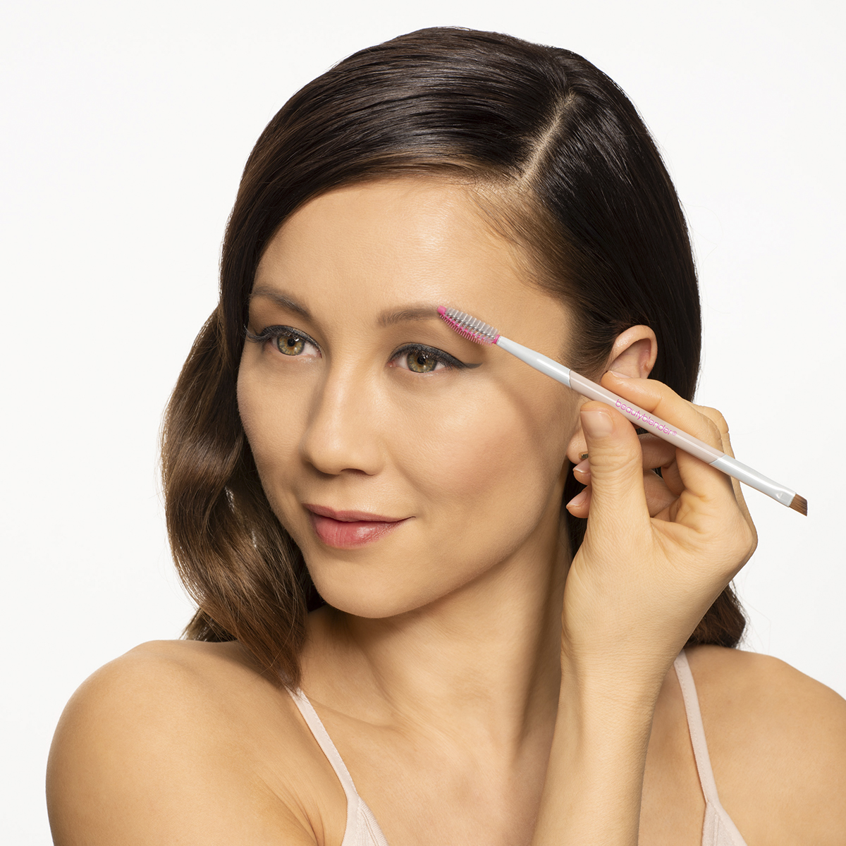 BEAUTYBLENDER The Player 3-way Brow Brush купить в Beauty Storage. Быстрая доставка по России и СНГ.