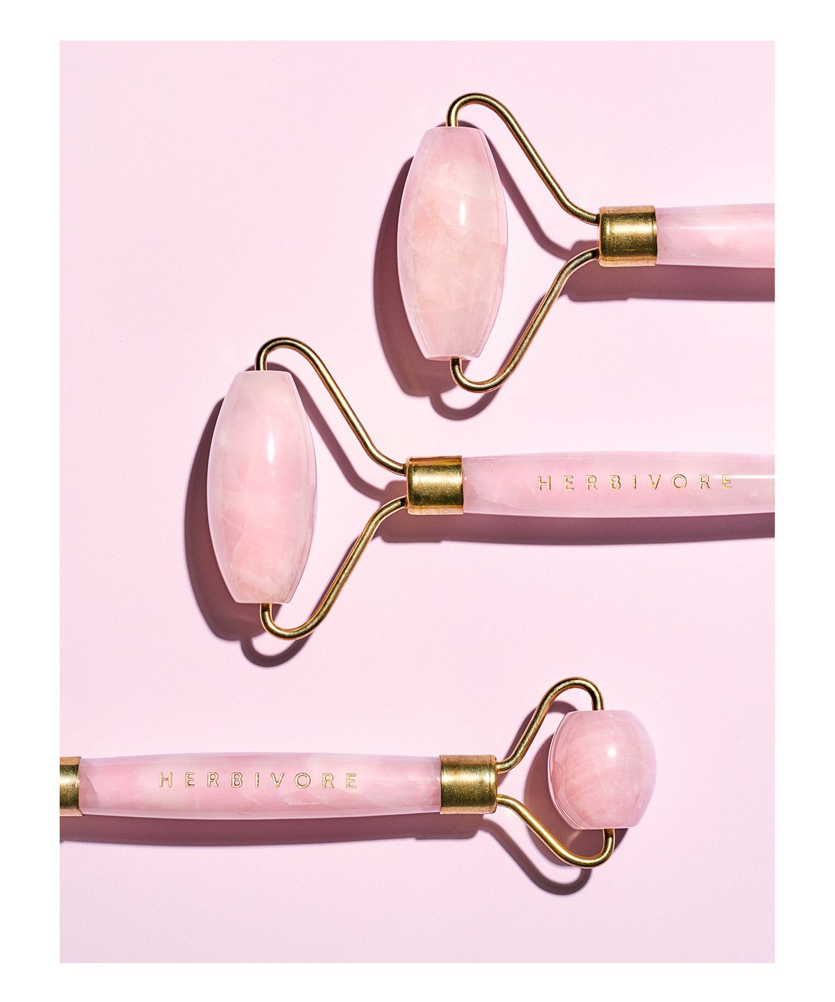 HERBIVORE Rose Quartz Facial Roller купить в Beauty Storage. Быстрая доставка по России и СНГ.