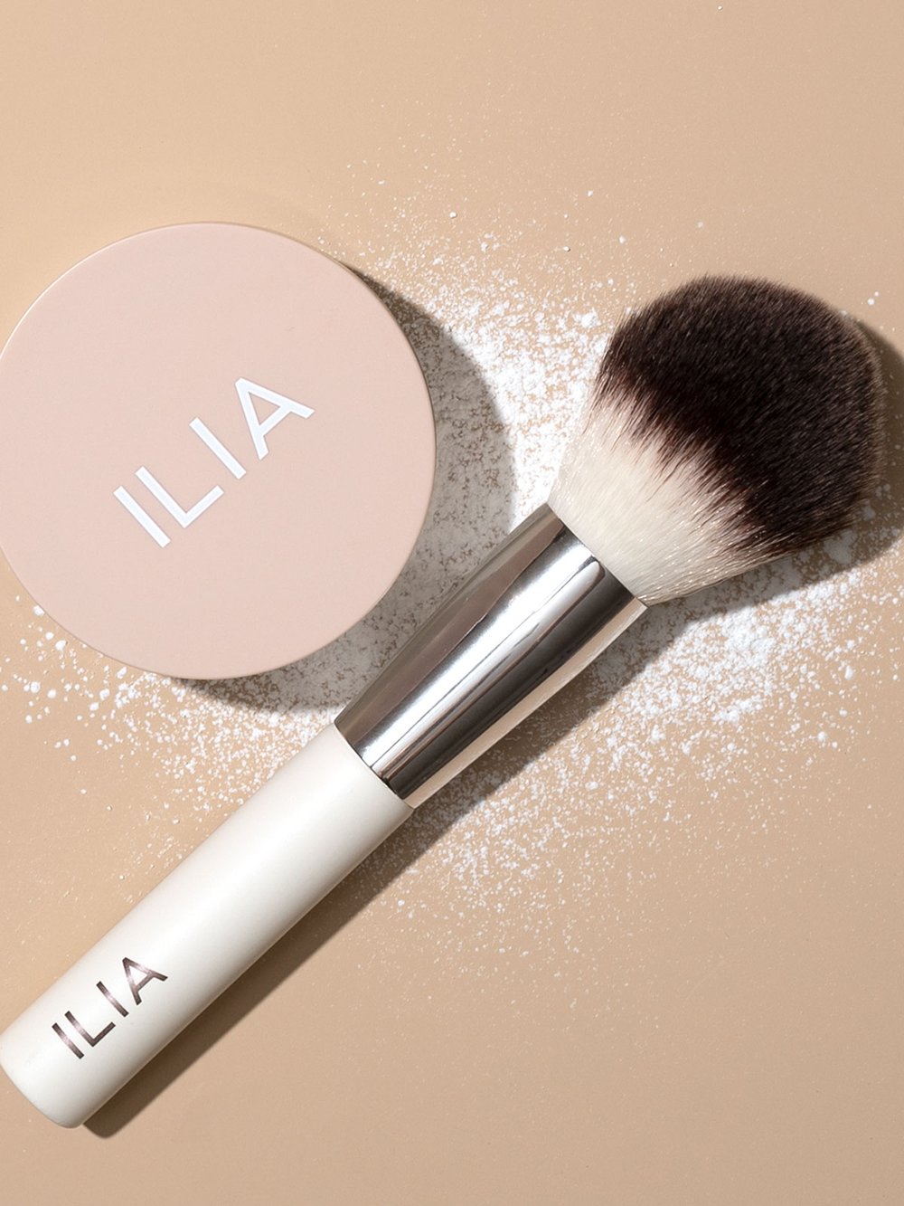 ILIA Finishing Powder Brush купить в Beauty Storage. Быстрая доставка по России и СНГ.