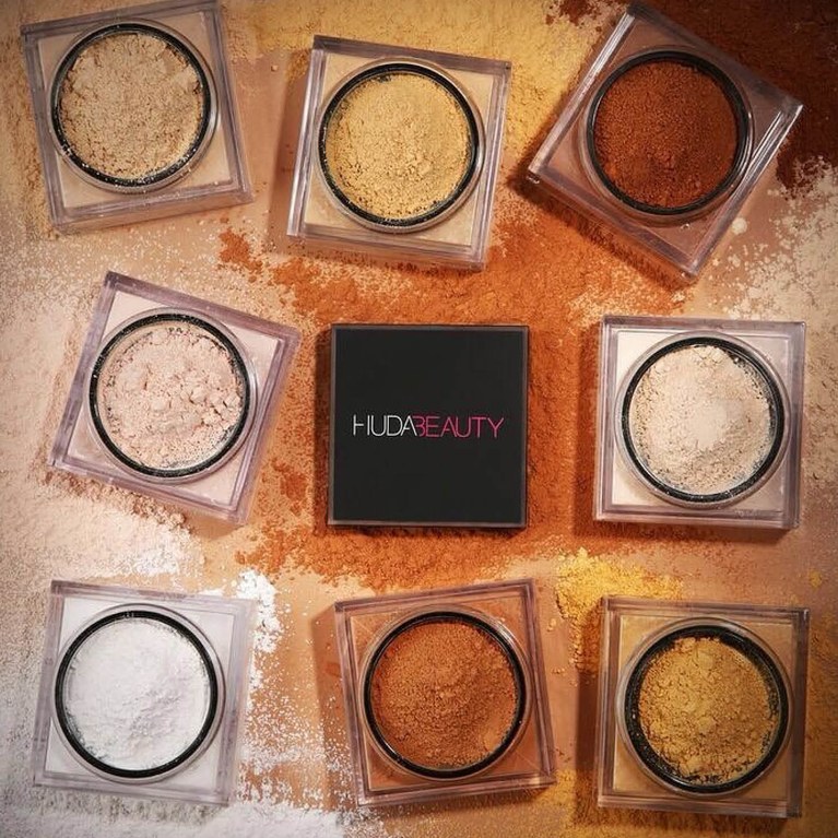 HUDA BEAUTY Easy Bake Loose Baking & Setting Powder