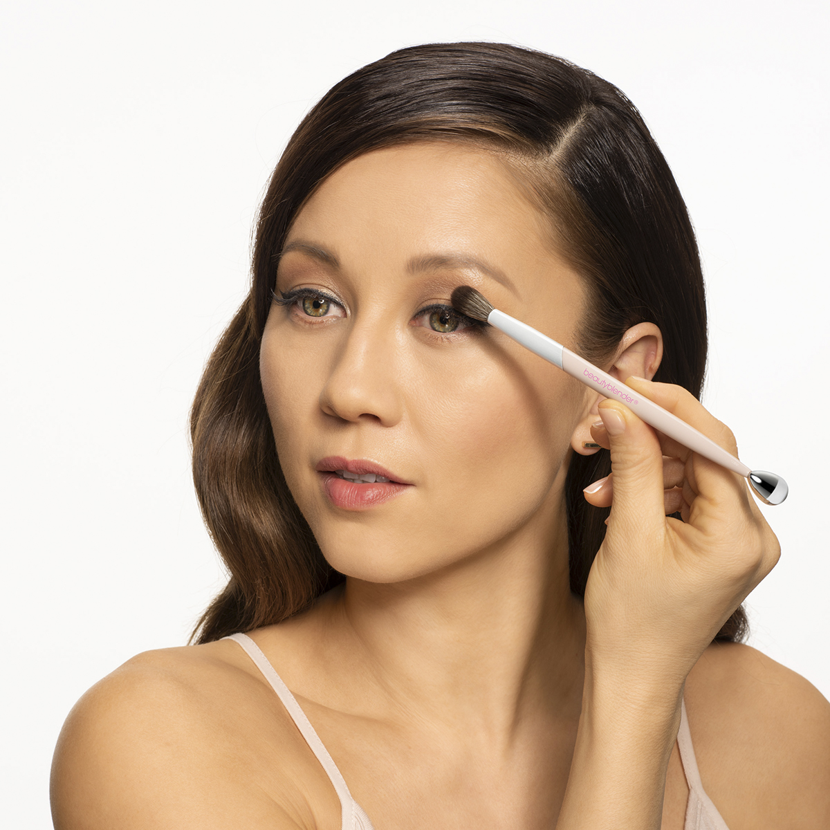 BEAUTYBLENDER High Roller Crease Brush & Cooling Roller купить в Beauty Storage. Быстрая доставка по России и СНГ.