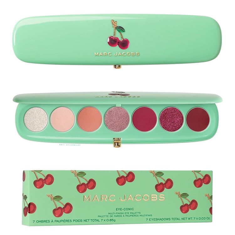 MARC JACOBS BEAUTY Eye-conic Multi-Finish Eye Palette in Cherrific – Very Merry Cherry Edition купить в Beauty Storage.  Быстрая доставка по России и СНГ.