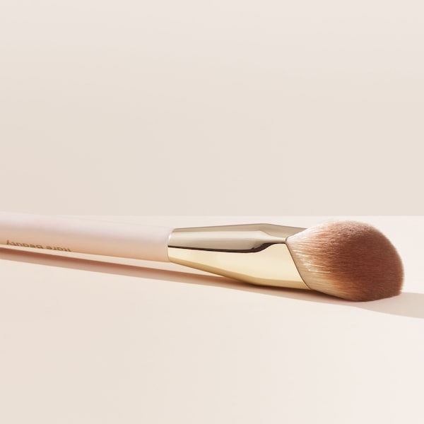 RARE BEAUTY BY SELENA GOMEZ Liquid Touch Foundation Brush купить в Beauty Storage. Быстрая доставка по России и СНГ.