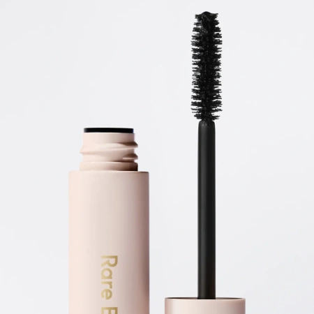 RARE BEAUTY BY SELENA GOMEZ Perfect Strokes Universal Volumizing Mascara купить в Beauty Storage. Быстрая доставка по России и СНГ.
