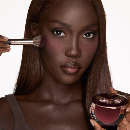 Купить CHARLOTTE TILBURY Airbrush Flawless Easy Soft Blur Bronzer + Blusher Brush на Beautystorage.ru. Быстрая доставка по России и СНГ.
