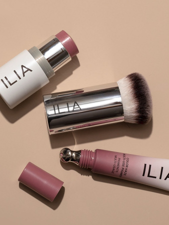ILIA Perfecting Buff Brush купить в Beauty Storage. Быстрая доставка по России и СНГ.
