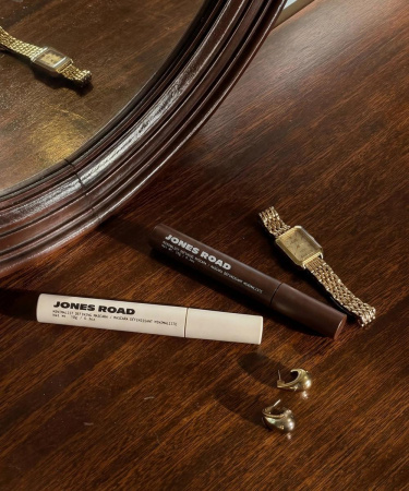 Купить JONES ROAD Minimalist Defining Mascara на Beautystorage.ru. Быстрая доставка по России и СНГ.