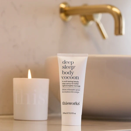Купить THIS WORKS Deep Sleep Body Cocoon на Beautystorage.ru. Быстрая доставка по России и СНГ.