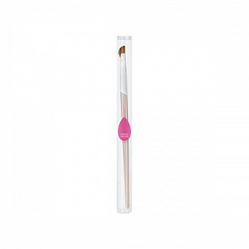 BEAUTYBLENDER Wing Man Curved Eyeliner Brush купить в Beauty Storage. Быстрая доставка по России и СНГ.