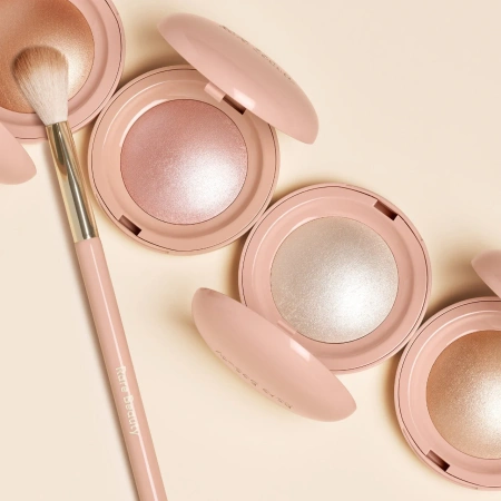 RARE BEAUTY by Selena Gomez Positive Light Precision Highlighter Brush купить в Beauty Storage. Быстрая доставка по России и СНГ.