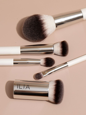 ILIA Shadow Brush купить в Beauty Storage. Быстрая доставка по России и СНГ.