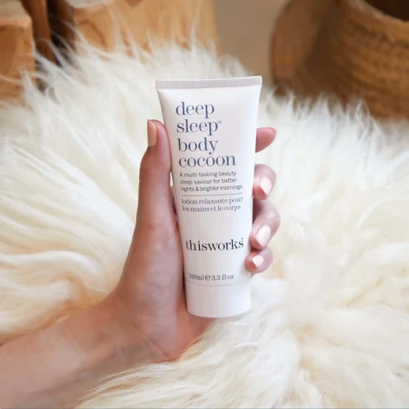 Купить THIS WORKS Deep Sleep Body Cocoon на Beautystorage.ru. Быстрая доставка по России и СНГ.