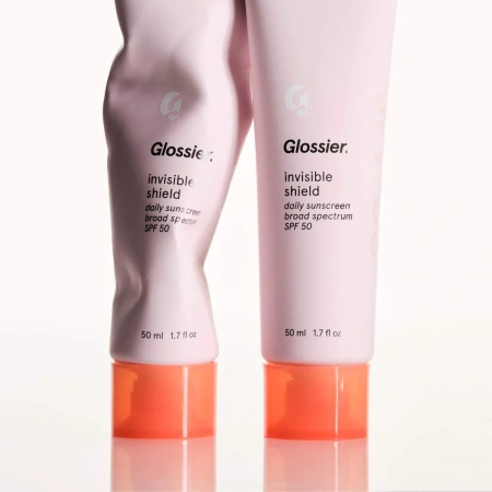GLOSSIER Invisible Shield Priming Sunscreen SPF 50 купить в Beauty Storage. Быстрая доставка по России и СНГ.