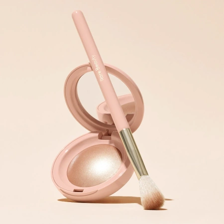 RARE BEAUTY by Selena Gomez Positive Light Precision Highlighter Brush купить в Beauty Storage. Быстрая доставка по России и СНГ.