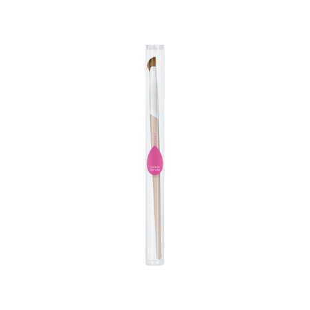 BEAUTYBLENDER Wing Man Curved Eyeliner Brush купить в Beauty Storage. Быстрая доставка по России и СНГ.