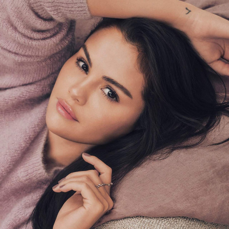 RARE BEAUTY by Selena Gomez Find Comfort Hydrating Hand Cream купить в Beauty Storage. Быстрая доставка по России и СНГ.