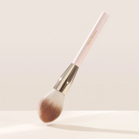 RARE BEAUTY By Selena Gomez Always An Optimist Powder Brush купить в Beauty Storage. Быстрая доставка по России и СНГ.