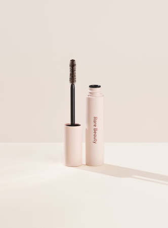 Купить RARE BEAUTY by Selena Gomez Perfect Strokes Universal Volumizing Mascara - Brown на Beautystorage.ru. Быстрая доставка по России и СНГ.