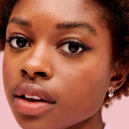 BENEFIT COSMETICS Fluff Up Brow Flexible Brow-Texturizing Wax купить в Beauty Storage. Быстрая доставка по России и СНГ.