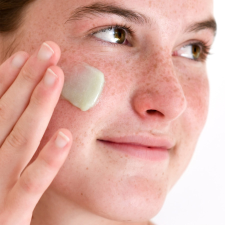 FARMACY Whipped Greens: oil-free foaming cleanser with moringa and papaya  купить в Beauty Storage. Быстрая доставка по России и СНГ.